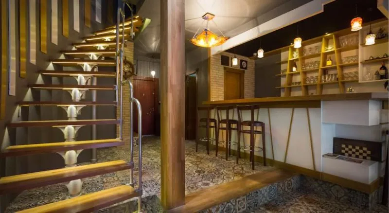DeMoon Suite Hotel lobi barı ve merdiven