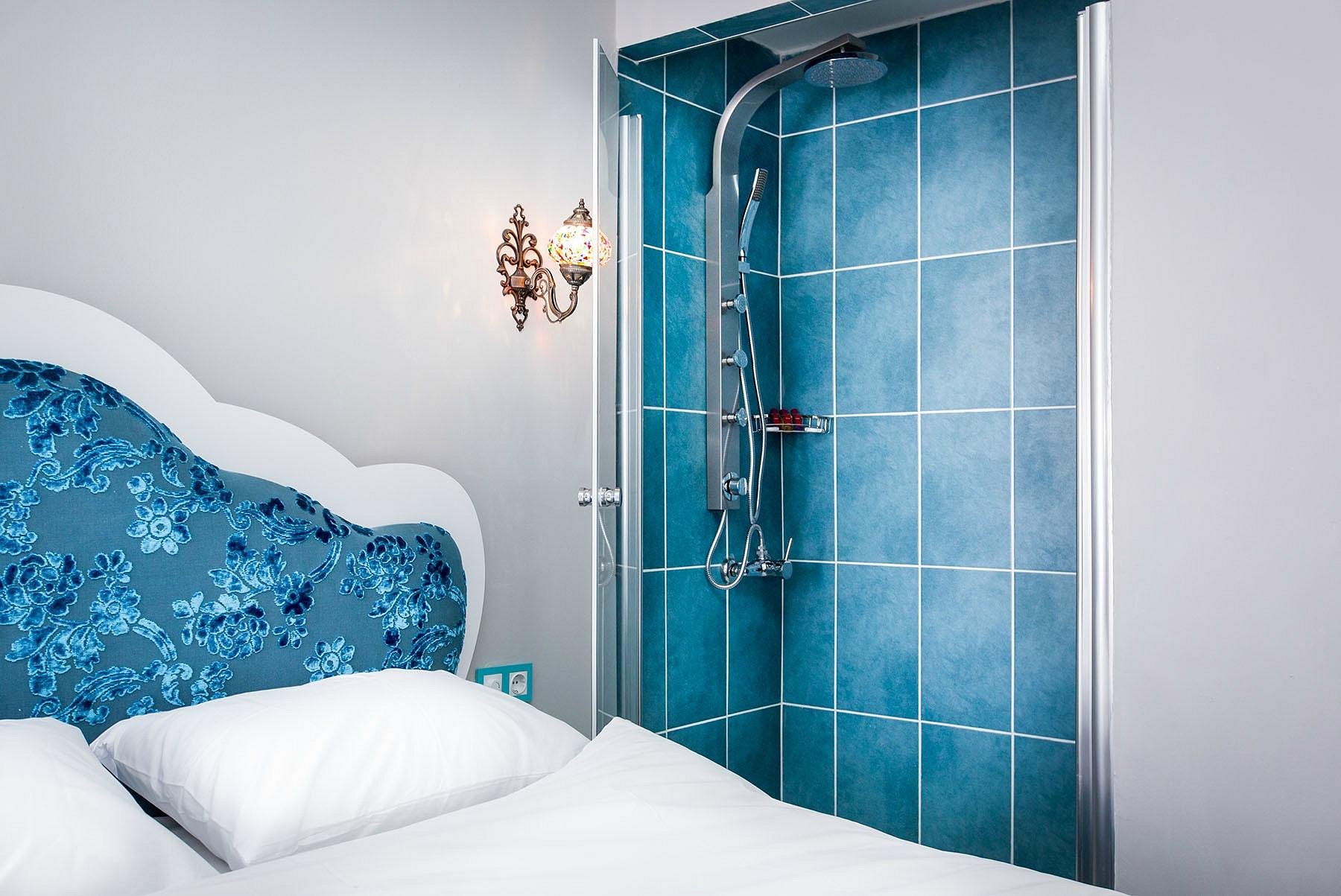 DeMoon Suite Hotel mavi tonlu yatak ve banyo bölümü