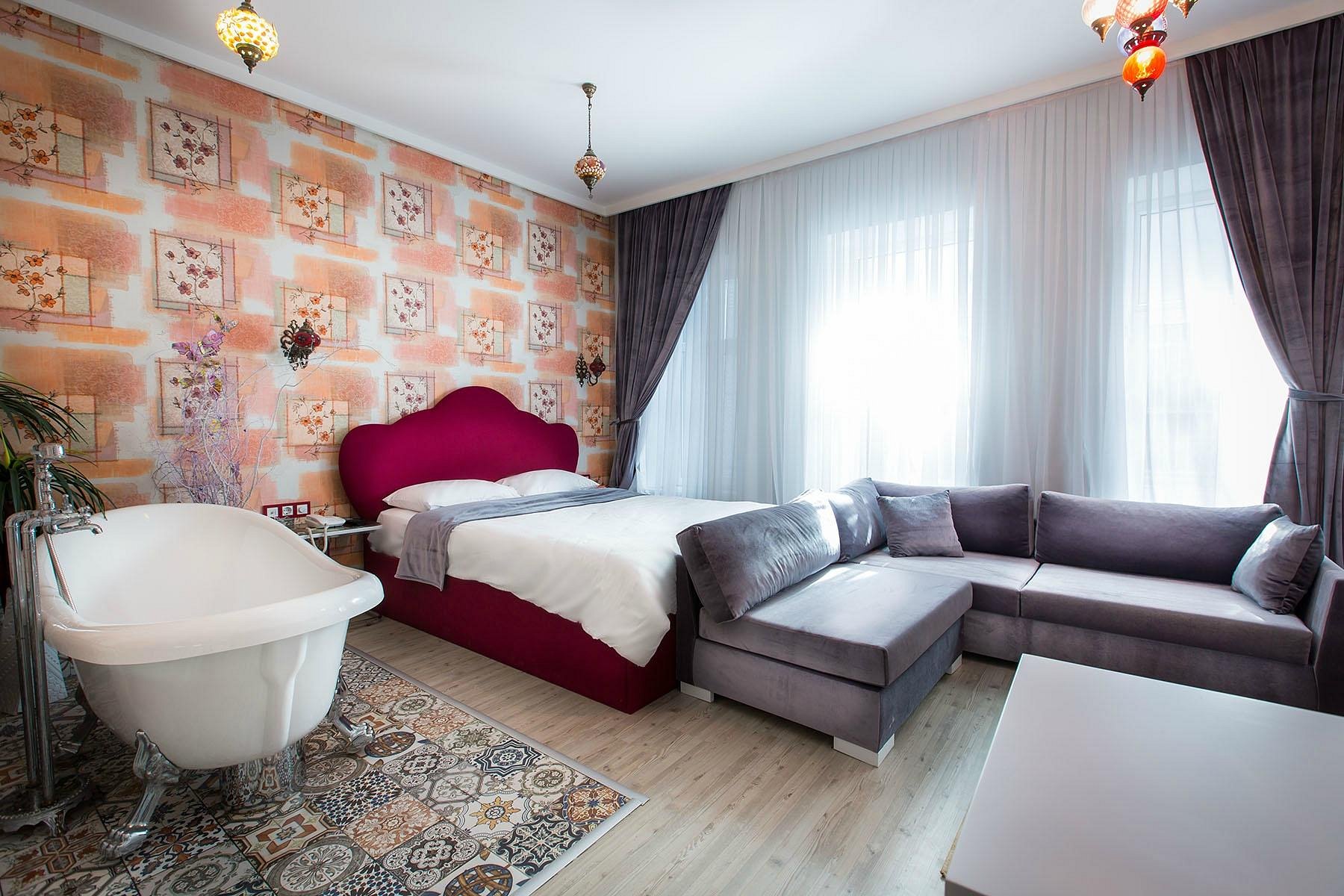 DeMoon Suite Hotel bordo yatak başlıklı süit oda