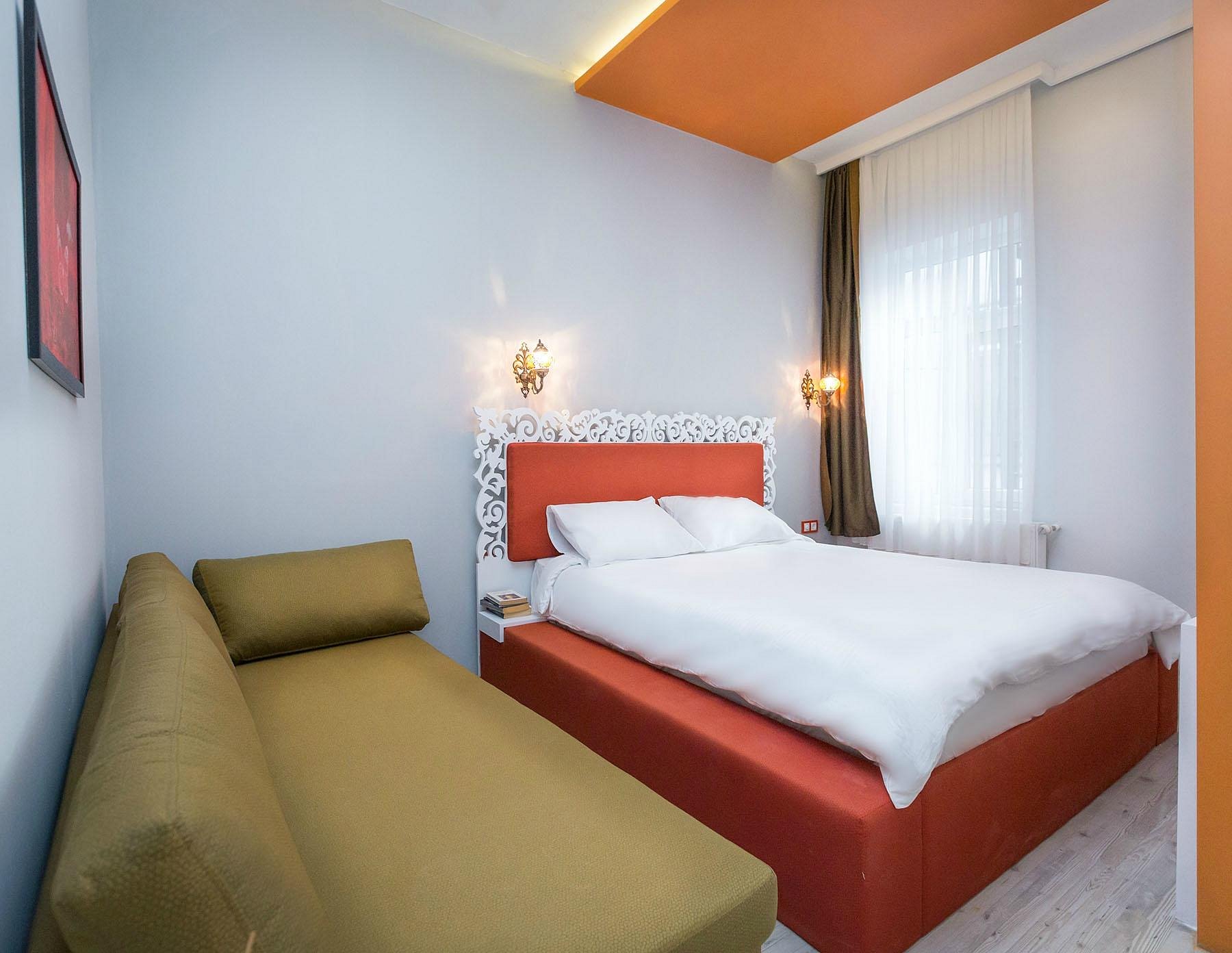 DeMoon Suite Hotel turuncu detaylı oda görünümü