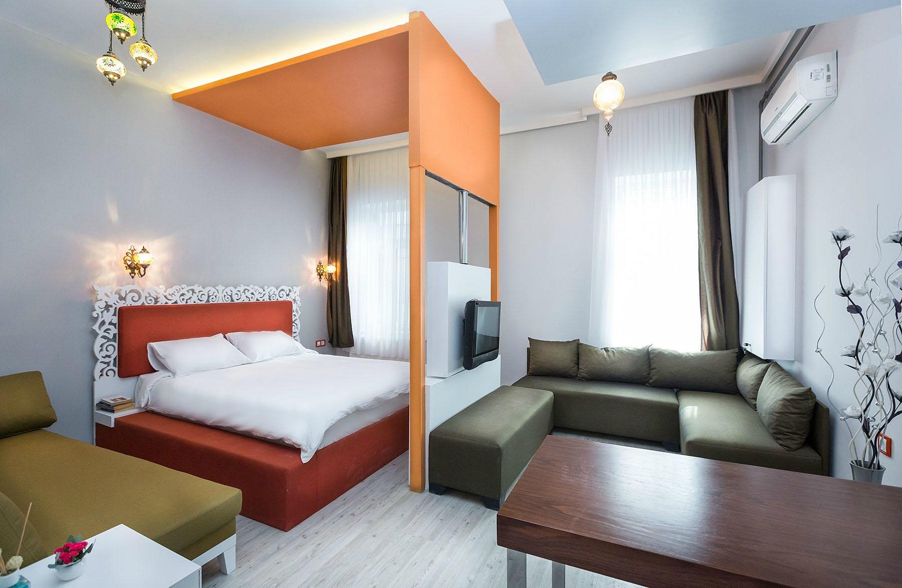 DeMoon Suite Hotel turuncu yatak başlıklı süit oda