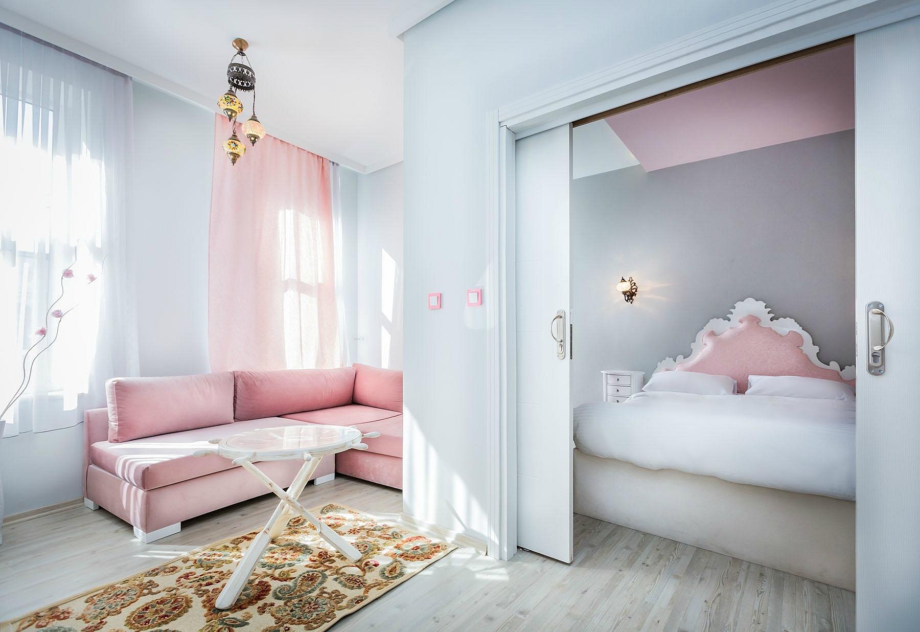 DeMoon Suite Hotel pembe tonlarda süit oda