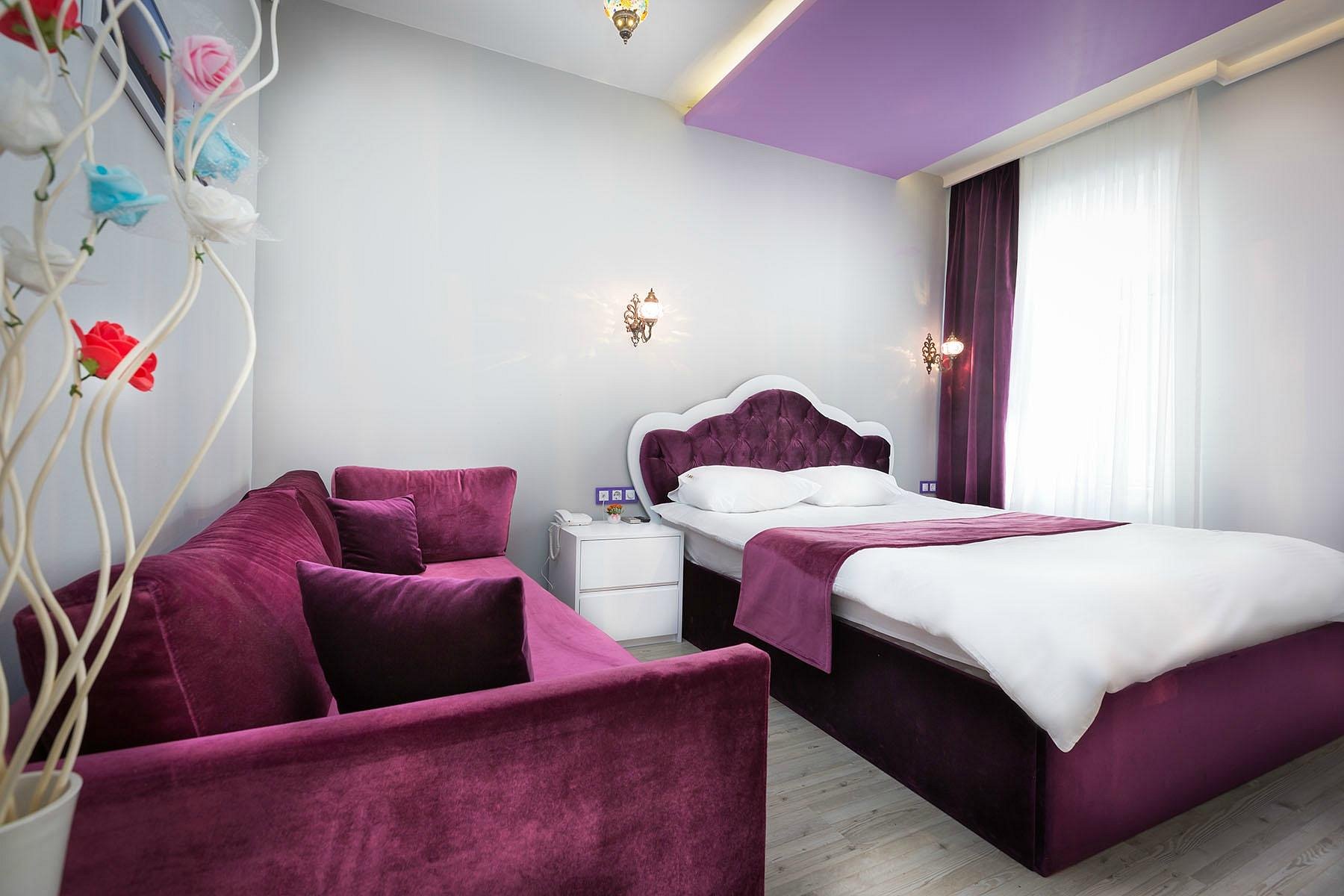 DeMoon Suite Hotel mor tonlarda oda oturma alanı